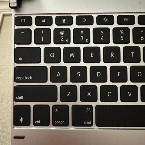 Silver Brydge Pro 12.9 Bluetooth Keyboard for late 2018 model w magnetic cover - Picture 12 of 13